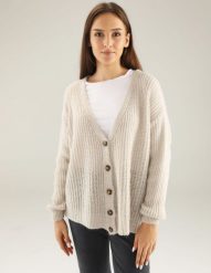 ZAPINANY SWETER. Brązowe swetry Unisono, s, bez wzorów, ze splotem, bez ramiączek. Za 199.00 zł.