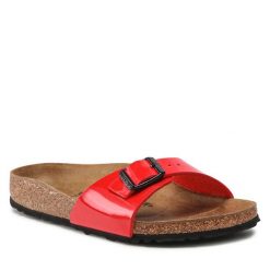 Klapki Birkenstock. Czerwone klapki Birkenstock, bez wzorów, bez obcasa. Za 319.99 zł.