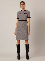 APART Sukienka w kolorze czarnym rozmiar: 42. Czarne sukienki Apart, bez wzorów, bez kołnierzyka, bez ramiączek, mini. Za 227.85 zł.