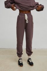 Spodnie dresowe typu jogger w kolorze BROWNIE CAKE - DRIPS-M. Brązowe spodnie dresowe Marsala, m, bez wzorów, z bawełny. Za 259.90 zł.