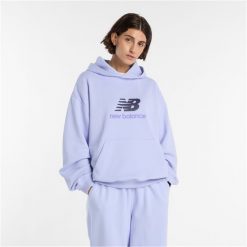 Bluza damska New Balance WT51501DYK – fioletowa. Fioletowe bluzy New Balance, m, bez wzorów, z bawełny, bez kaptura. Za 409.99 zł.