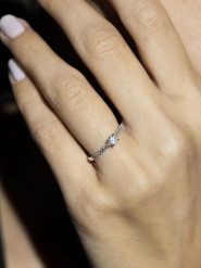 DIAMANTA Złoty pierścionek "Solitaire Royal" z diamentami rozmiar: 48. Szare pierścionki DIAMANTA, z diamentem, złote. Za 4,383.61 zł.