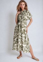 Zielono-Beżowa Taliowana Sukienka z Gumką w Pasie Zapinana na Guziki Nasica. Zielone sukienki Born2be, na co dzień, l, bez wzorów, z jeansu, eleganckie, bez kołnierzyka, bez ramiączek, maxi, proste. Za 99.99 zł.