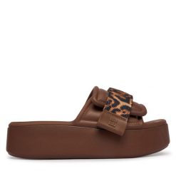 Klapki Melissa. Brązowe klapki Melissa, bez wzorów, bez obcasa. Za 528.99 zł.