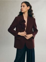 Marynarka z różami - burgundowy. Czerwone marynarki i żakiety Reserved, l, bez wzorów, z tkaniny. W wyprzedaży za 219.99 zł.
