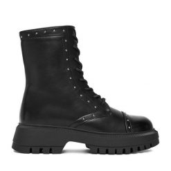 Botki DeeZee. Czarne botki DeeZee, bez wzorów, bez obcasa, na płaskiej podeszwie, bez zapięcia. Za 189.99 zł.
