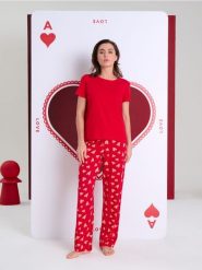 Bawełniana piżama dwuczęściowa z motywem serca - czerwony. Czerwone piżamy Sinsay, bez wzorów, z bawełny, bez ramiączek. Za 29.99 zł.