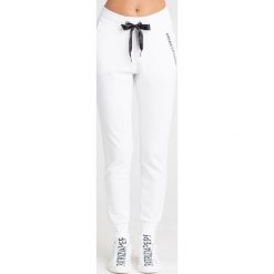 SPODNIE DRESOWE ARMANI EXCHANGE. Białe spodnie dresowe Armani Exchange, l, bez wzorów, z dresówki. Za 269.40 zł.