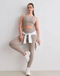 Damskie legginsy prążkowane, bezszwowe, wysoki stan, squat proof petite beżowe. Brązowe legginsy AIM'N, m, bez wzorów, z dzianiny, z podwyższonym stanem. Za 254.00 zł.
