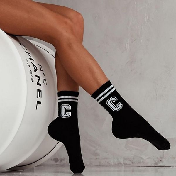 Skarpetki damskie - litera C 733 bk/wh. Czarne skarpety Milena, bez wzorów, z bawełny. Za 15.90 zł.