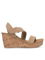 Clara Barson Sandały WYL0710-XX Beżowy. Brązowe sandały Clara Barson, bez wzorów, z syntetyku, bez obcasa, na koturnie, bez zapięcia. Za 119.99 zł.