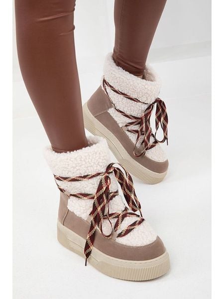 Trendyol Botki w kolorze białym rozmiar: 39. Białe botki Trendyol, bez wzorów, z materiału, bez obcasa, bez zapięcia. Za 191.88 zł.