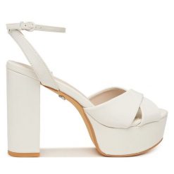 Sandały Buffalo. Białe sandały Buffalo, bez wzorów, bez obcasa, na słupku, bez zapięcia. Za 429.99 zł.