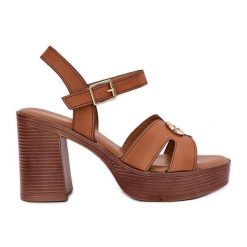EVento Sandały Damskie Na Słupku Ze Złotą Ozdobą Camel brązowe. Brązowe sandały z aplikacjami, ze skóry, eleganckie, bez obcasa, na słupku, bez zapięcia. Za 160.24 zł.