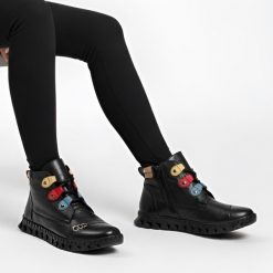 Trzewiki damskie Armodo, płaska podeszwa z tworzywa i materiałowe wnętrze, czarne, 2352. Czarne botki Armodo, bez wzorów, z materiału, bez obcasa, na płaskiej podeszwie, bez zapięcia. Za 339.99 zł.