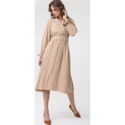 Jasnobeżowa Sukienka Hayes. Sukienki Born2be, l, bez wzorów, z materiału, eleganckie, bez kołnierzyka, bez ramiączek, midi, kopertowe. Za 139.99 zł.