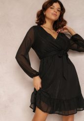 Czarna Sukienka Iphina. Czarne sukienki Renee, l, z aplikacjami, z materiału, eleganckie, bez kołnierzyka, bez ramiączek, mini, kopertowe. Za 89.99 zł.