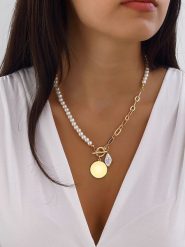 Nakkash Pozłacany naszyjnik z perłami syntetycznymi - dł. 42 cm rozmiar: onesize. Żółte naszyjniki Nakkash, z perłą, metalowe. Za 39.99 zł.