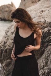 Luźny top na ramiączkach w kolorze TOTALLY BLACK - LOWELL-S/M. Czarne topy Marsala, m, bez wzorów, z materiału, bez kołnierzyka, bez ramiączek. W wyprzedaży za 29.98 zł.