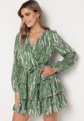 Zielona Rozkloszowana Sukienka Mini Kopertowa z Paskiem i Falbankami w Abstrakcyjny Wzór Aintersa. Zielone sukienki Born2be, l, bez wzorów, bez kołnierzyka, bez ramiączek, mini, kopertowe. Za 89.99 zł.