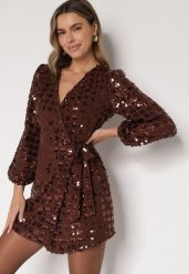 Brązowa Kopertowa Sukienka z Wiązaniem Zdobiona Cekinami Wedelessa. Brązowe sukienki Born2be, na imprezę, l, z aplikacjami, z poliesteru, klasyczne, bez kołnierzyka, bez ramiączek, kopertowe. Za 179.99 zł.