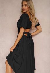 Czarna Wiskozowa Sukienka o Rozkloszowanym Kroju z Wycięciem na Plecach i Wiązaniem Dimiella. Czarne sukienki Renee, m, bez wzorów, z wiskozy, bez kołnierzyka, bez ramiączek, midi, rozkloszowane. Za 69.99 zł.