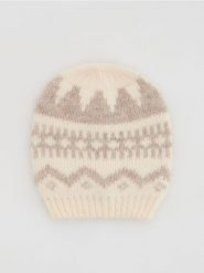 Wzorzysta czapka beanie - kremowy. Białe czapki Reserved, bez wzorów. Za 59.99 zł.