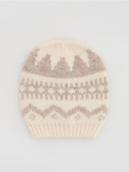 Wzorzysta czapka beanie - kremowy. Białe czapki Reserved, bez wzorów. W wyprzedaży za 17.99 zł.