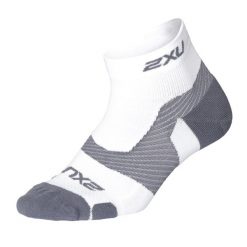Skarpety sportowe 2XU Vectr Lght Cush 1/4 Crew. Białe skarpety 2XU, bez wzorów. Za 39.99 zł.