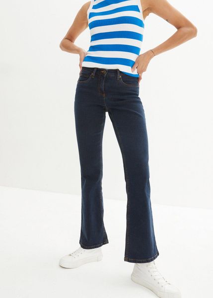 Jeansy ze stretchem o kroju bootcut i wysokim stanem. Niebieskie jeansy bonprix, bez wzorów, z podwyższonym stanem. Za 109.99 zł.