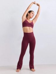 Damskie legginsy rozszerzane, wysoki stan squat proof dla niskich Sense bordowe. Czerwone legginsy AIM'N, s, bez wzorów, z elastanu, z podwyższonym stanem, długie. Za 346.00 zł.