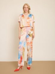 BGN Spodnie ze wzorem rozmiar: 40. Spodnie materiałowe BGN, na co dzień, bez wzorów, z materiału. Za 121.99 zł.