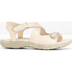 Sandały skórzane bonprix koniakowy. Brązowe sandały bonprix, bez wzorów, bez obcasa, na koturnie, bez zapięcia. Za 79.99 zł.