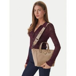 Torebka Guess. Brązowe torebki klasyczne Guess, z aplikacjami, bez dodatków. Za 609.99 zł.