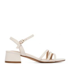Sandały JENNY. Białe sandały Jenny, bez wzorów, bez obcasa, na słupku, bez zapięcia. Za 99.99 zł.