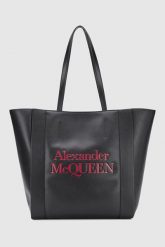 ALEXANDER MCQUEEN Czarna skórzana shopperka z czerwonym logo. Czarne shopper Alexander McQueen, bez wzorów, ze skóry, duże, z tłoczeniem, bez dodatków. W wyprzedaży za 2,199.99 zł.