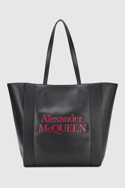 ALEXANDER MCQUEEN Czarna skórzana shopperka z czerwonym logo. Czarne shopper Alexander McQueen, bez wzorów, ze skóry, duże, z tłoczeniem, bez dodatków. W wyprzedaży za 2,080.99 zł.