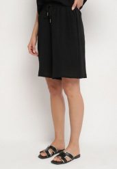 Czarne Szorty z Bawełną z Wysokim Stanem i Sznurkiem Talonessa. Czarne szorty Born2be, bez wzorów, z bawełny, sportowe, z podwyższonym stanem. Za 29.99 zł.