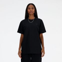 Koszulka damska New Balance WT41501BK – czarna. Czarne bluzki New Balance, m, bez wzorów, z materiału, eleganckie, bez kołnierzyka, bez ramiączek. Za 169.99 zł.