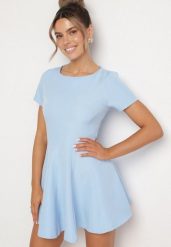 Jasnoniebieska Rozkloszowana Sukienka z Krótkim Rękawem i Ozdobnymi Przeszyciami Meporea. Niebieskie sukienki Born2be, na co dzień, l, bez wzorów, eleganckie, bez kołnierzyka, bez ramiączek, mini, rozkloszowane. Za 89.99 zł.