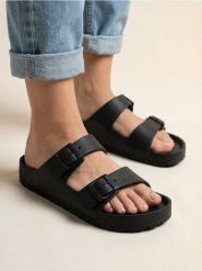 Piankowe klapki z regulowanymi paskami - czarny. Czarne klapki Sinsay, bez wzorów, bez obcasa. Za 19.99 zł.