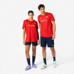 Koszulka piłkarska dla kibiców Hiszpania 2026. Brązowe bluzki KIPSTA, xl, bez wzorów, z materiału, sportowe, bez kołnierzyka, bez ramiączek. Za 44.99 zł.