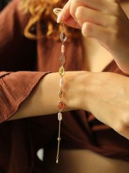 Pierres delicates Pozłacana bransoletka z cyrkoniami i perłami rozmiar: onesize. Brązowe bransoletki Pierres delicates, z cyrkonią, pozłacane. Za 78.99 zł.