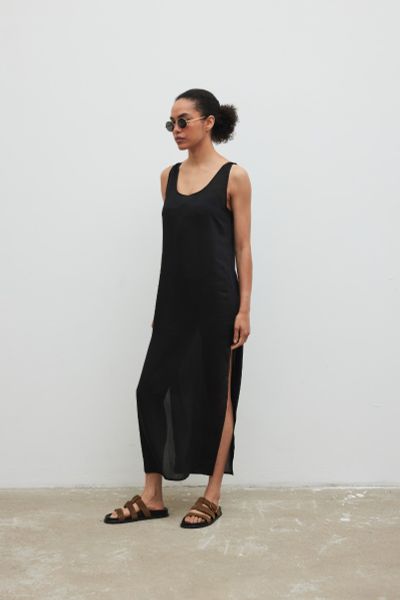 Sukienka MAXI z rozcięciami w kolorze BLACK - AIR. Czarne sukienki Marsala, na co dzień, na lato, m, bez wzorów, z jeansu, eleganckie, bez kołnierzyka, bez ramiączek, maxi, proste. Za 259.90 zł.