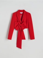 Krótka marynarka z kokardą - czerwony. Czerwone marynarki i żakiety Reserved, l, bez wzorów, z tkaniny. W wyprzedaży za 199.99 zł.