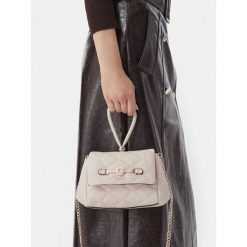 Torebka Guess. Białe torebki klasyczne Guess, z aplikacjami, bez dodatków. Za 494.99 zł.