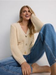 Szydełkowany kardigan z guzikami - kremowy. Białe kardigany Reserved, l, bez wzorów, z dzianiny. W wyprzedaży za 109.99 zł.