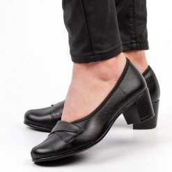 Czarne Polskie czółenka damskie na obcasie Gregors 581. Czarne czółenka GREGORS, z aplikacjami, ze skóry, z okrągłym noskiem, bez obcasa, na obcasie, bez zapięcia. Za 349.00 zł.