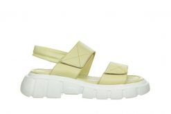 Sandały Bayla-161 145 22 2250 Bone 161470, Zielony, Skóra naturalna - 40. Zielone sandały Bayla, bez wzorów, z materiału, bez obcasa, na koturnie, bez zapięcia. W wyprzedaży za 152.10 zł.