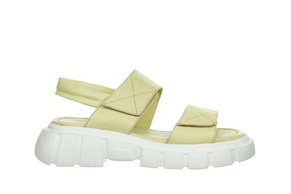 Sandały Bayla-161 145 22 2250 Bone 161470, Zielony, Skóra naturalna - 40. Zielone sandały Bayla, bez wzorów, z materiału, bez obcasa, na koturnie, bez zapięcia. W wyprzedaży za 152.10 zł.